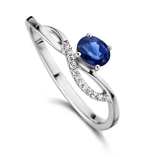 Dulci Nea |Bague en or blanc 18 carats, saphir bleu ovale et volute empierrée de diamants brillants.