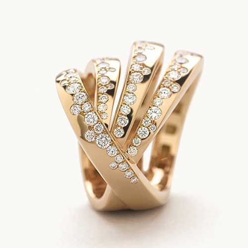 Georgio Visconti | Bague « Vie privée » composée de quatre anneaux entrelacés en or rose 18 carats et sertie de diamants brillants.