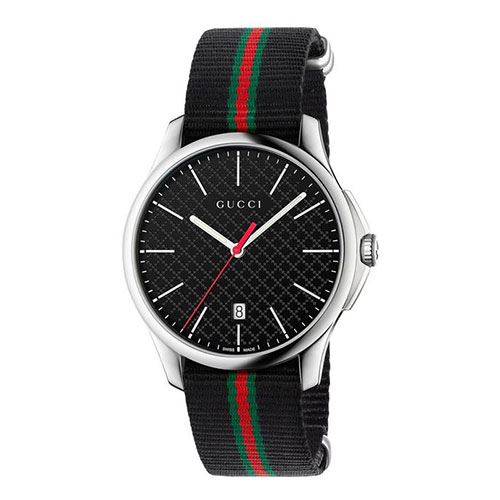 Gucci | Montre G-Timeless en acier et cadran noir travaillé motif Gucci, bracelet en nylon NATO. Mouvement à quartz de qualité suisse.
